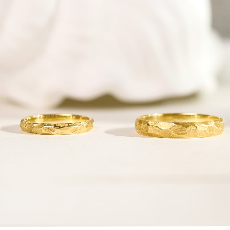 Tepané a škrábané snubní prsteny 158862