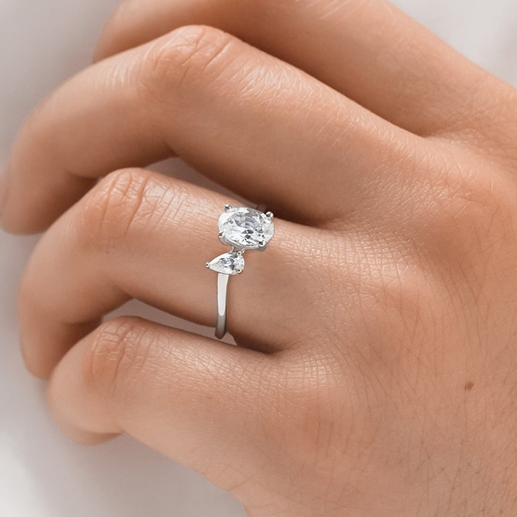 Prsten s oválným diamantem 154884