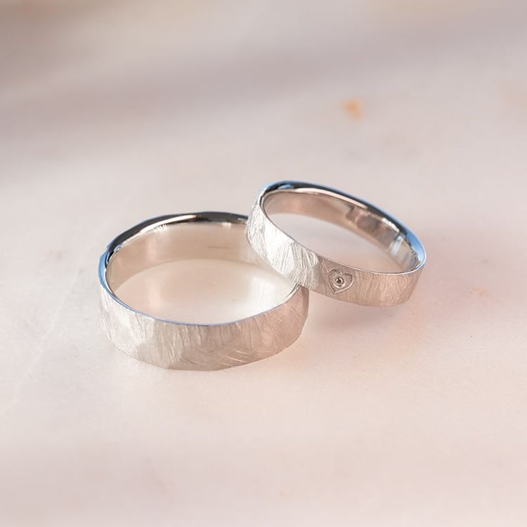 Tepané a škrábané snubní prsteny se srdcem a diamantem Ernie 102551