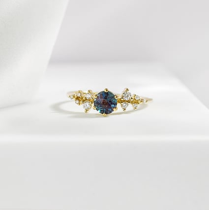Zásnubní prsten s lab-grown alexandritem a lab-grown diamanty Olha