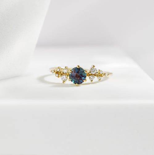 Zásnubní prsten s lab-grown alexandritem a lab-grown diamanty Olha