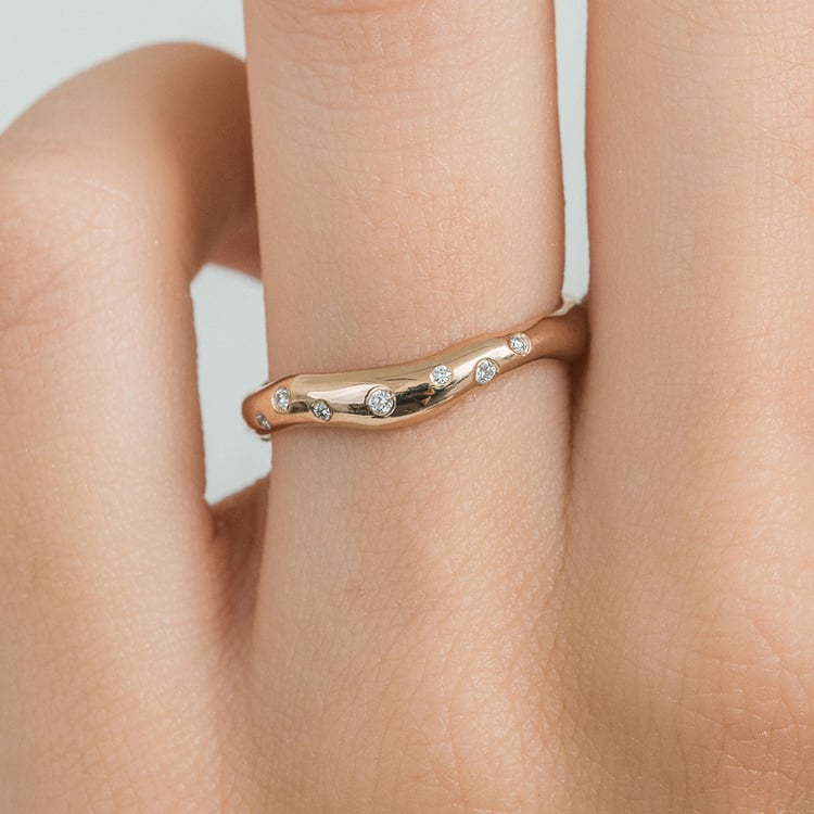 Nepravidelné snubní prsteny z oříškového zlata s diamanty Parnell 163740