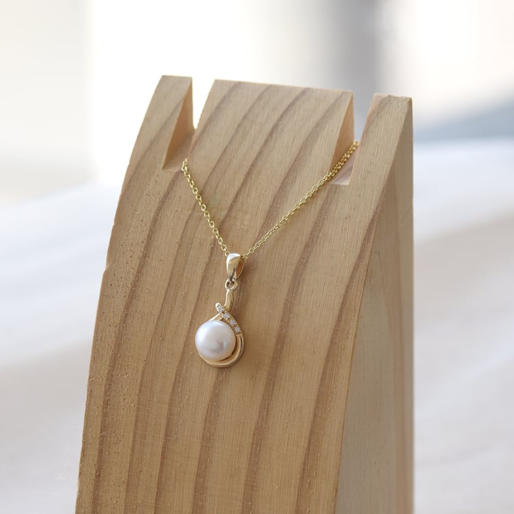 Přívěsek se zirkony s perlou 64450