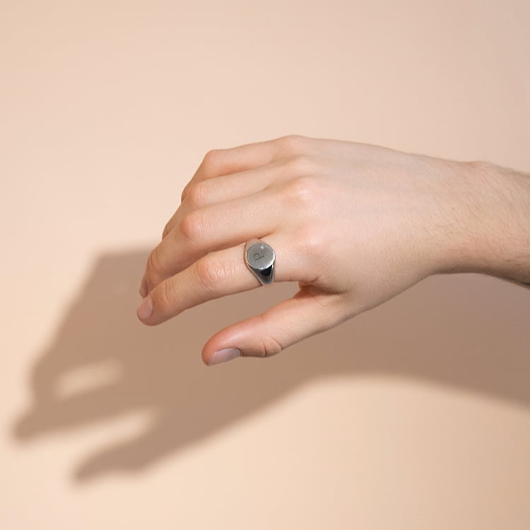 Prsten s diamantem a gravírem písmene Khloe 102113