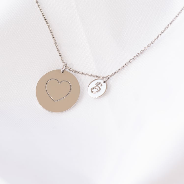 Stříbrný přívěsek se srdcem a gravírem písmene Kadie 119433