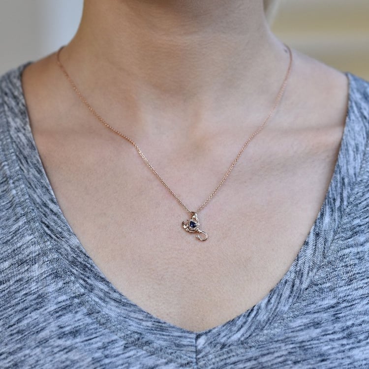 Safírový přívěsek ve znamení Štíra s diamanty Escorpión 113689