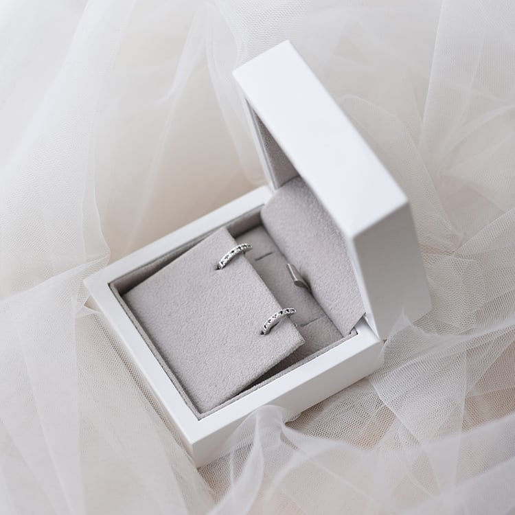 Zlaté kruhové náušnice s bílými diamanty 62943