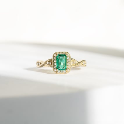 Elegantní smaragdový zlatý prsten s diamanty Enoh