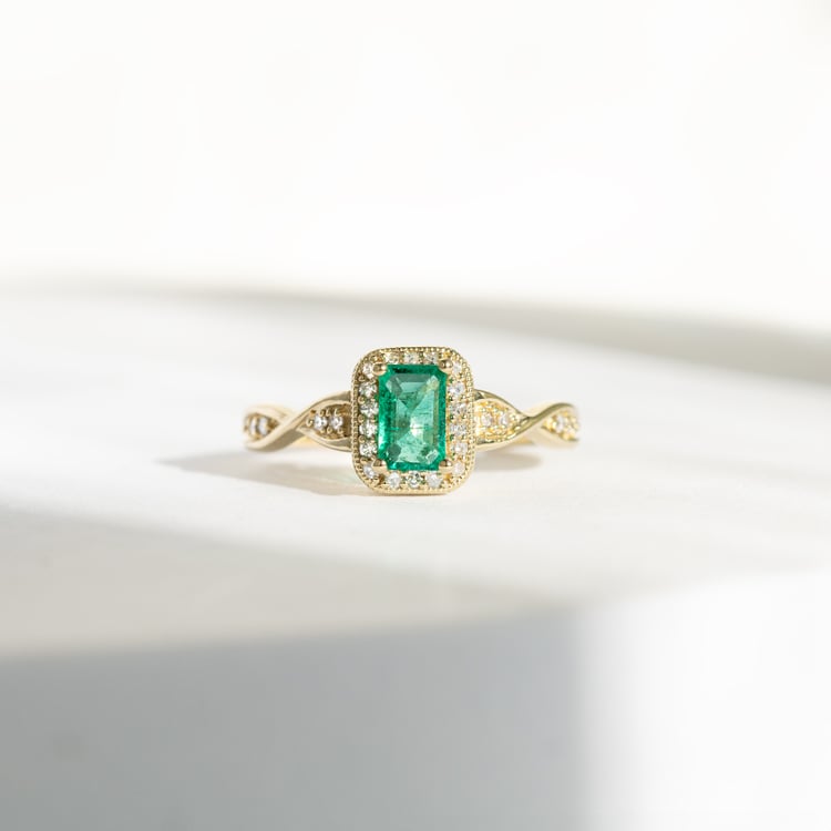 Elegantní smaragdový zlatý prsten s diamanty Enoh 145649