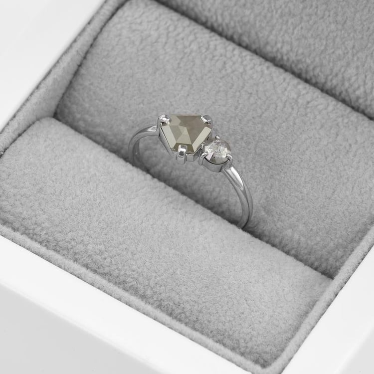 Zlatý prsten se superman a round šedými diamanty 48992