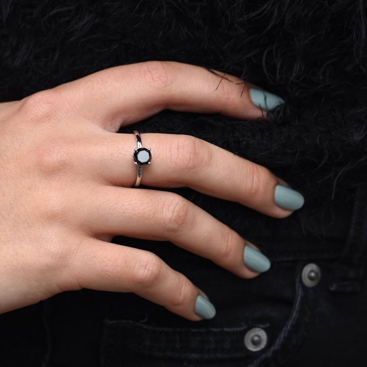 Zlatý zásnubní prsten s černým a bílými diamanty 48690