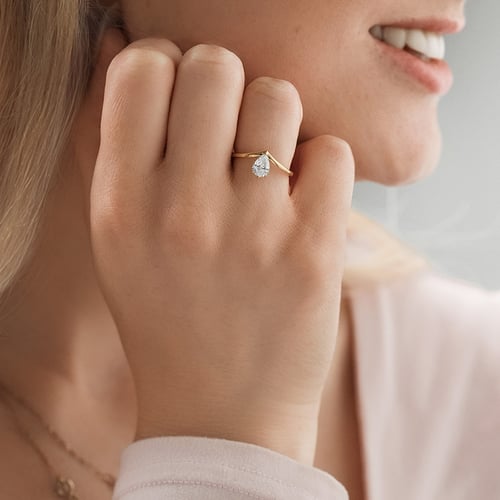Vykrojený zásnubní prsten s pear lab-grown diamantem Ingrid