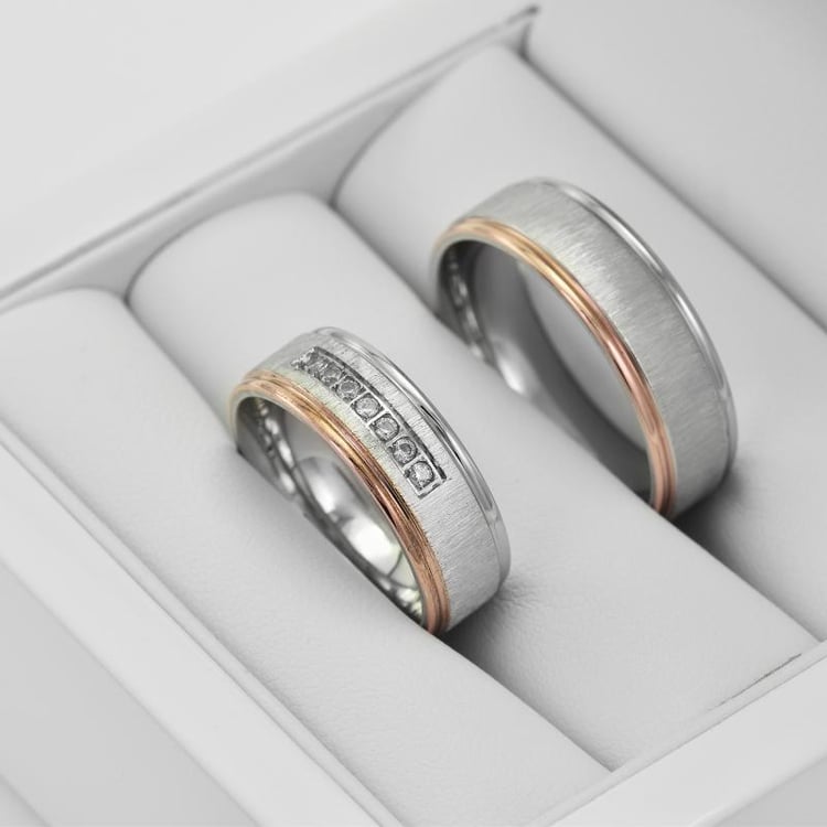 Snubní prsteny s matným povrchem s diamanty 33465