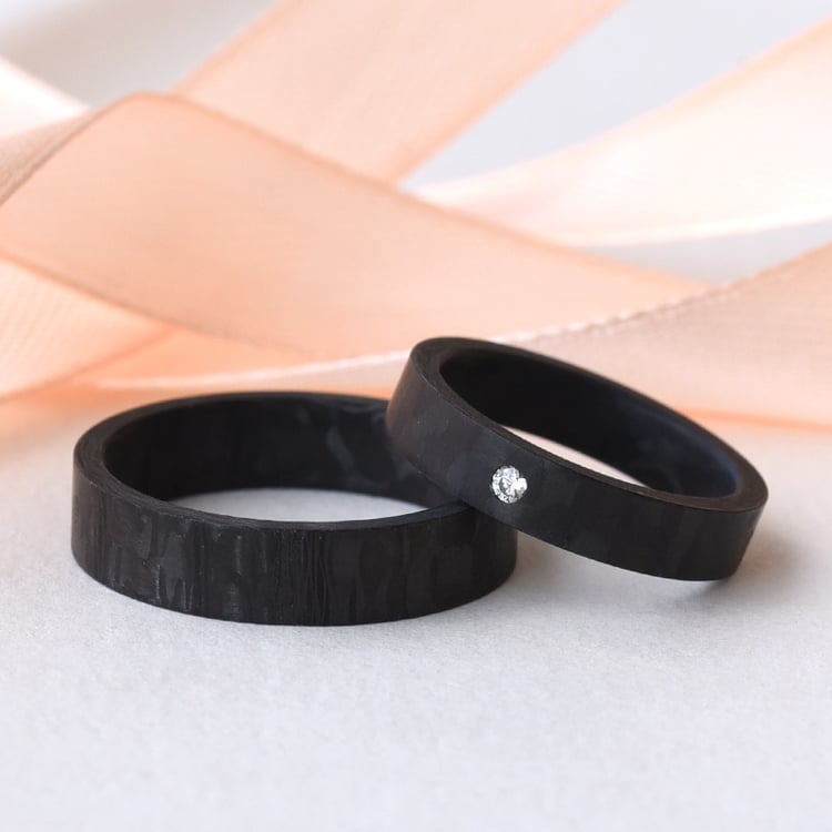 Karbonové snubní prsteny s diamantem 77512