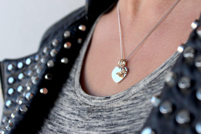 Srdíčka a motýlek ve stříbrném náhrdelníku 8314