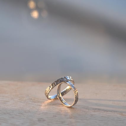 Zlaté snubní prsteny s reliéfním povrchem Xerdora