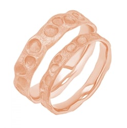 Snubní prsteny s atypickým povrchem ze zlata Iris