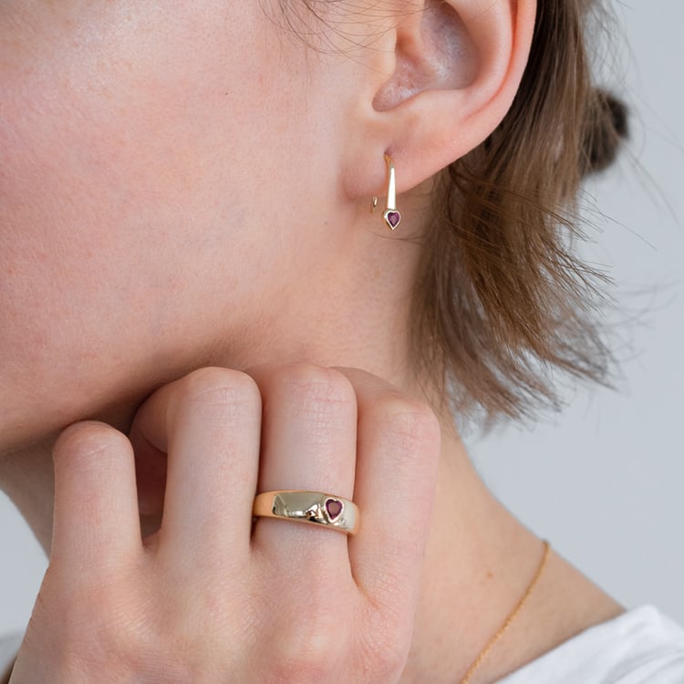 Visací náušnice s rubínovými srdíčky Levy 124540