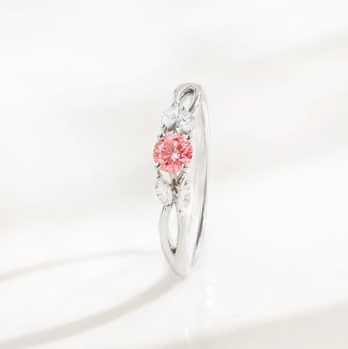 Zásnubní prsten s růžovým 0.32ct lab- grown diamantem a marquise lab-grown diamanty Halym