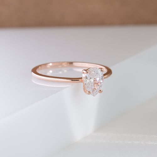Zásnubní prsten s pear lab-grown diamantem North