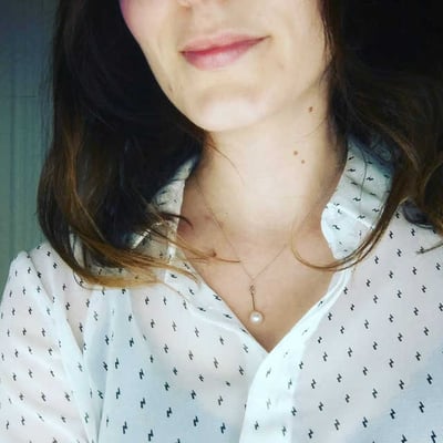 Zlatý náhrdelník s perlou a diamanty