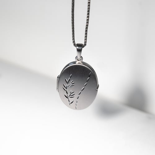 Stříbrný otevírací medailon se vzorem Basil