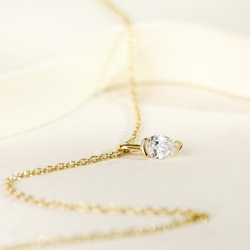 Minimalistický přívěsek ze zlata s diamantem ve tvaru pear Malena