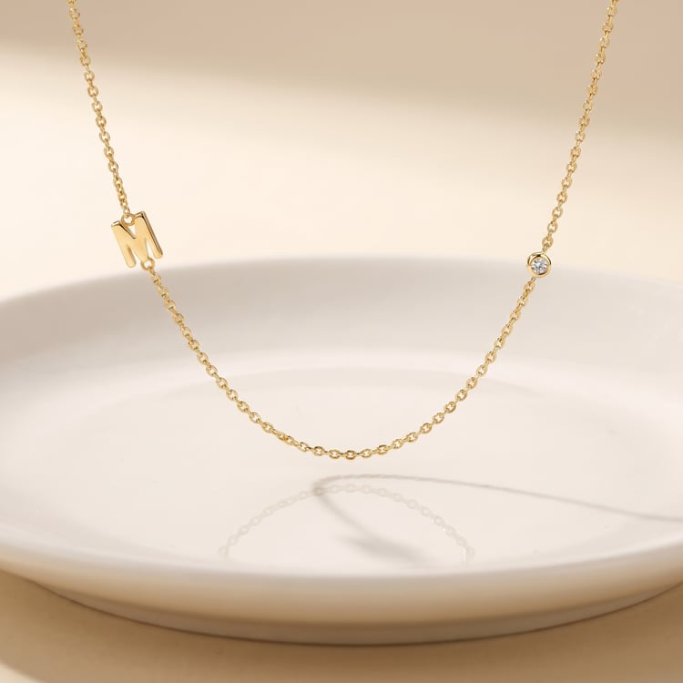 Stříbrný náhrdelník s písmenkem M a lab-grown diamantem Lina 167913