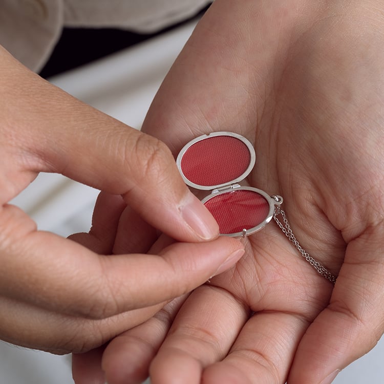 Stříbrný otevírací medailon se vzorem 129377