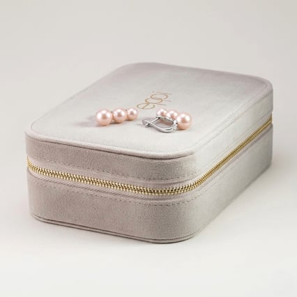 Stříbrné visací náušnice se třemi broskvovými perlami Arielle