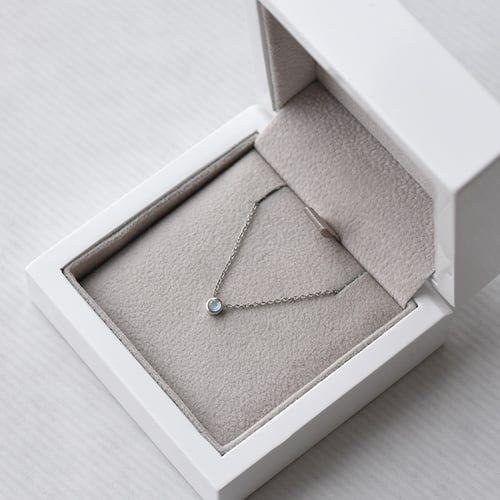 Minimalistický náhrdelník s měsíčním kamenem Glosie