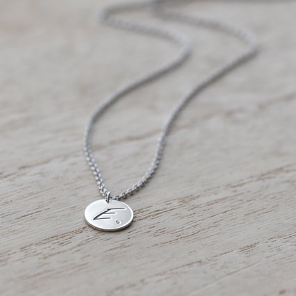 Stříbrný přívěsek s diamantem a gravírem písmene Sager