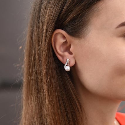 Stříbrné náušnice s bílými perlami Lamesi