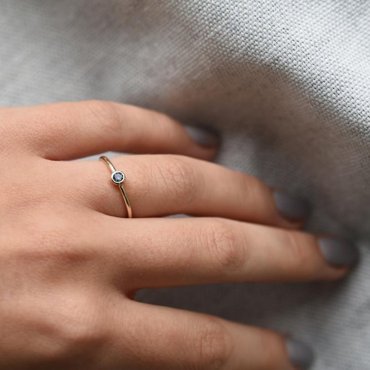 Zlatý minimalistický prsten s londýnským topasem 49222