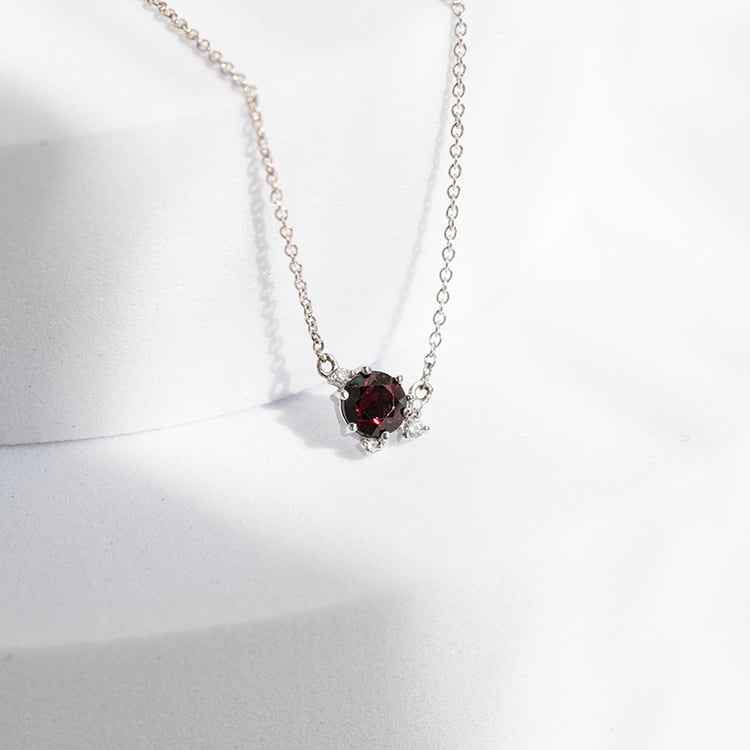 Cluster náhrdelník s českým granátem a diamanty Edom 143940