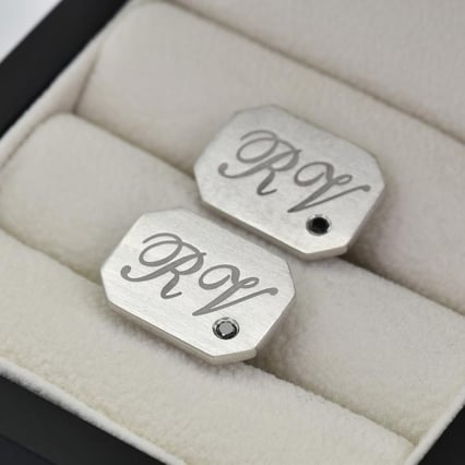 Stříbrné manžetové knoflíčky s gravírem a černými diamanty Meissa