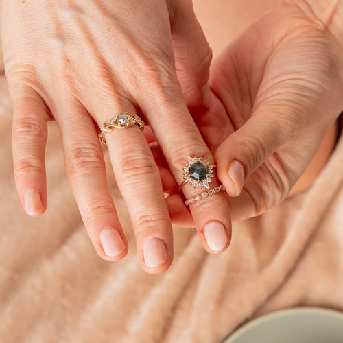 Zásnubní prsten se salt and pepper diamantem a lab-grown diamanty Vindo