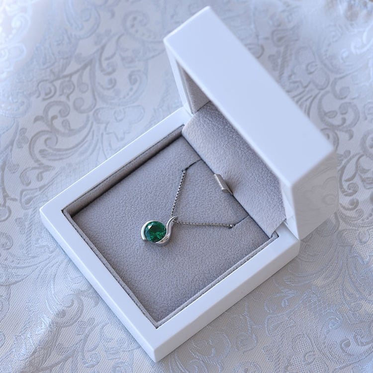 Smaragdový přívěsek ze stříbra 74516