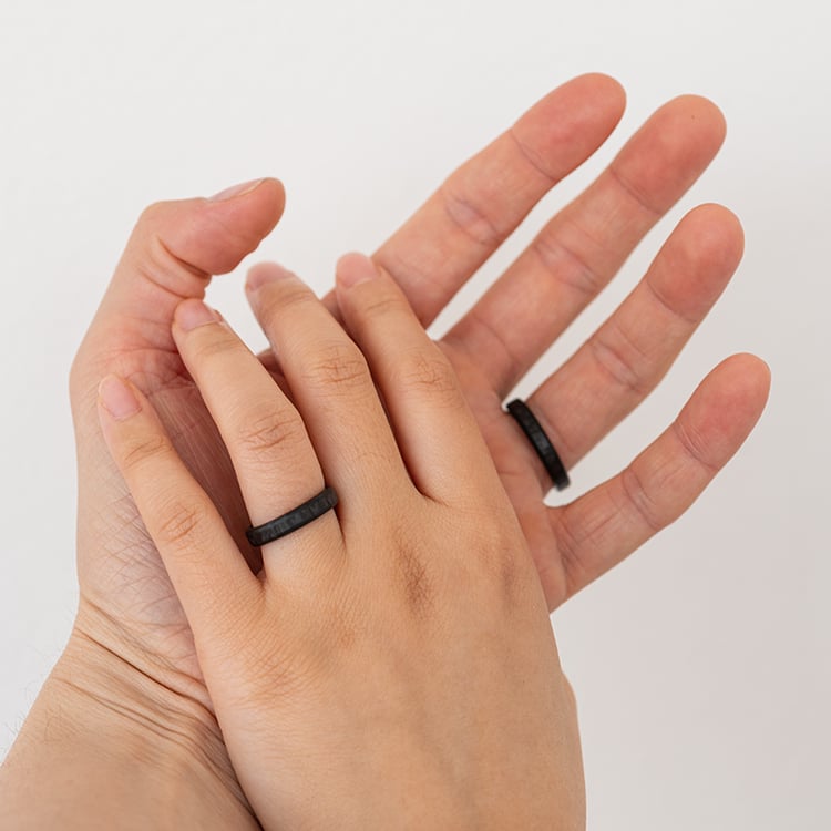 Plochý karbonový snubní prsten se zkosenými hranami Versiss 120718