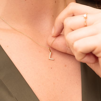 Stříbrný přívěsek ve tvaru písmene s lab-grown diamanty Letra