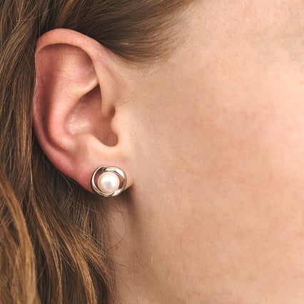 Stříbrné napichovací náušnice s perlami Maria