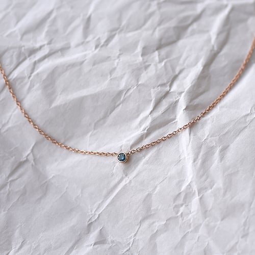 Minimalistický náhrdelník s modrým diamantem Glosie