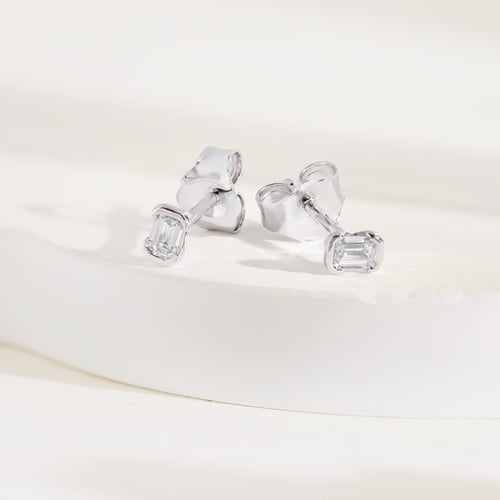 Minimalistické stříbrné peckové náušnice s emerald diamentem Agata