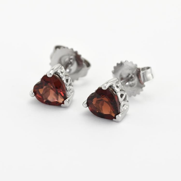Stříbrné náušnice s granátovými srdíčky 5527