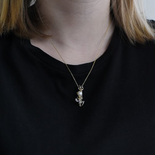 Stříbrný čert s perlou a lab-grown diamanty Devil