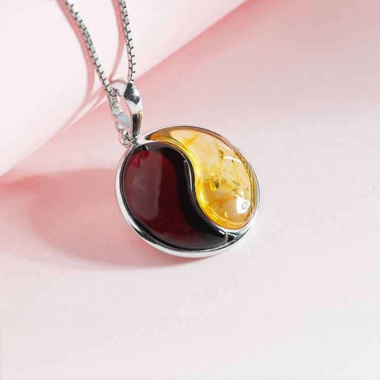 Stříbrný jantarový přívěsek se symbolem Jin Jang 150775