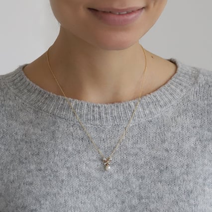 Perlový přívěsek se zlatou mašlí a zirkony Mischa