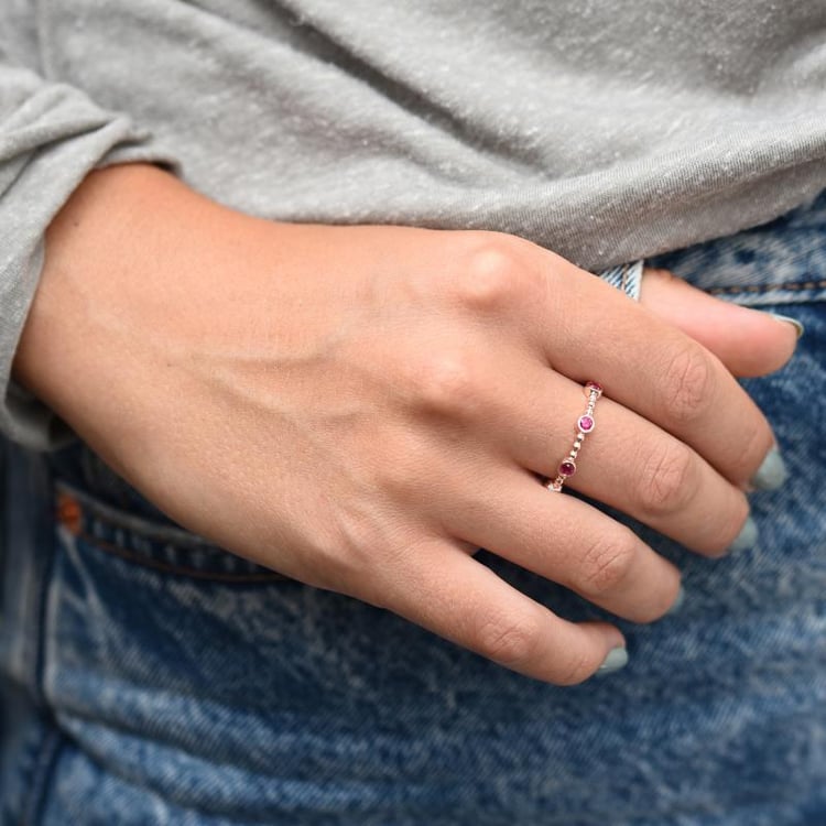 Eternity prsten s rubíny z pozlaceného stříbra 47430