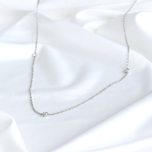Jemný zlatý náhrdelník se třemi diamanty Pekko