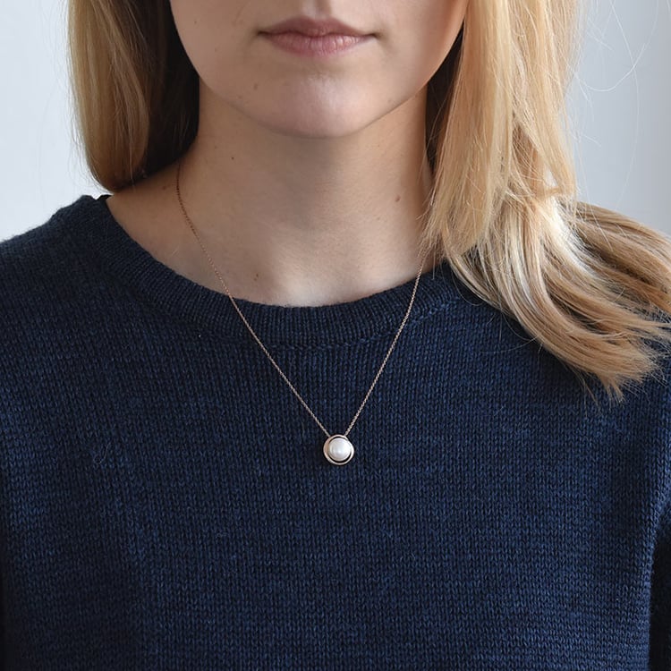 Pozlacený náhrdelník s perlou 74695